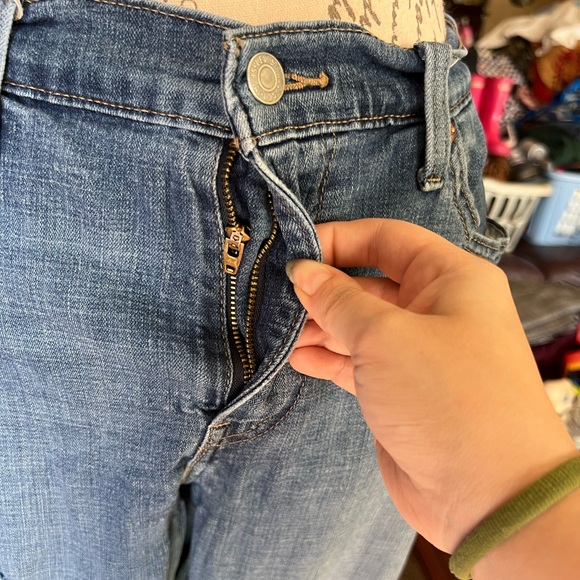 Women’s Levi’s boyfriend jeans with distressed holes. THE ZIPPER IS BROKEN. - Picture 4 of 16